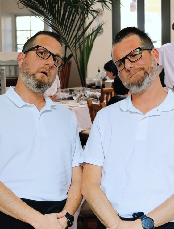 Buchen Sie das einmalige Comedy-Duo für Ihren Anlass und verblüffen Sie Ihre Gäste mit zwei identisch aussehenden Kellnern, die beim Bedienen kein Fettnäpfchen auslassen.