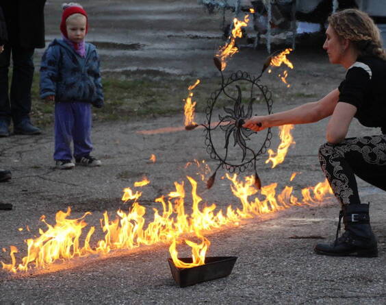 Spezialeffekte mit Feuer geben der Darbietung Spannung und artistische Einlagen lassen die Show noch eindrucksvoller erscheinen. Mit passender Musik untermalt und dem Element Feuer in tänzerischer und imposanter Weise präsentiert, ist eine Feuershow für jeden Anlass ein geeigneter Höhepunkt oder eine passende Zwischeneinlage. 