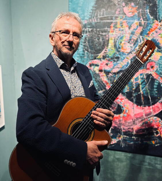 Andy - Gitarre Diese Vielseitigkeit macht Vio La zur idealen Duopartnerin des Gitarristen Andy Bopp, der sich immer zwischen den musikalischen Welten bewegt hat und seine Saiten gerne im Hintergrund zupft. Ob Blues, Country, Jazz, Pop oder Worldmusic, ob mit elektrischen oder akustischen Gitarren, Andy ist musikalisch überall zuhause und vermag dabei der Musik seine persönliche Note zu verleihen.